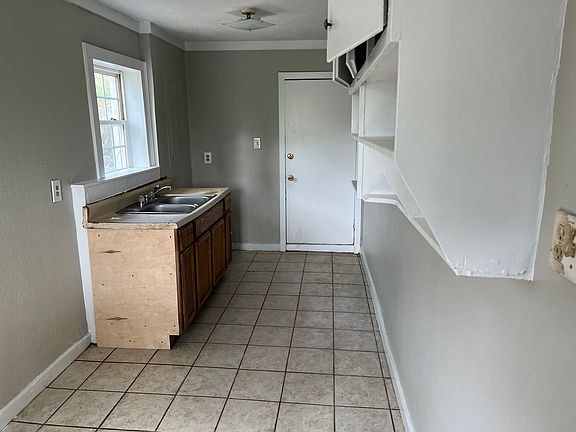 5th image of 828B Carlisle Ave #B