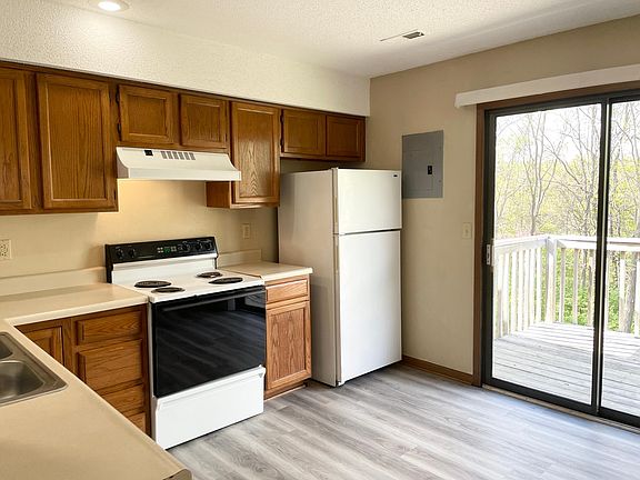 2nd image of 1028 NE Lindsay Ave APT C