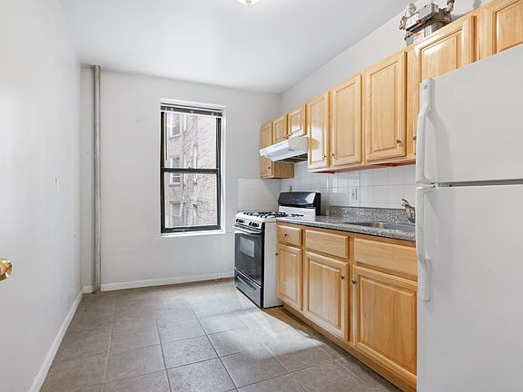 4th image of 828 Gerard Ave Unit 1H