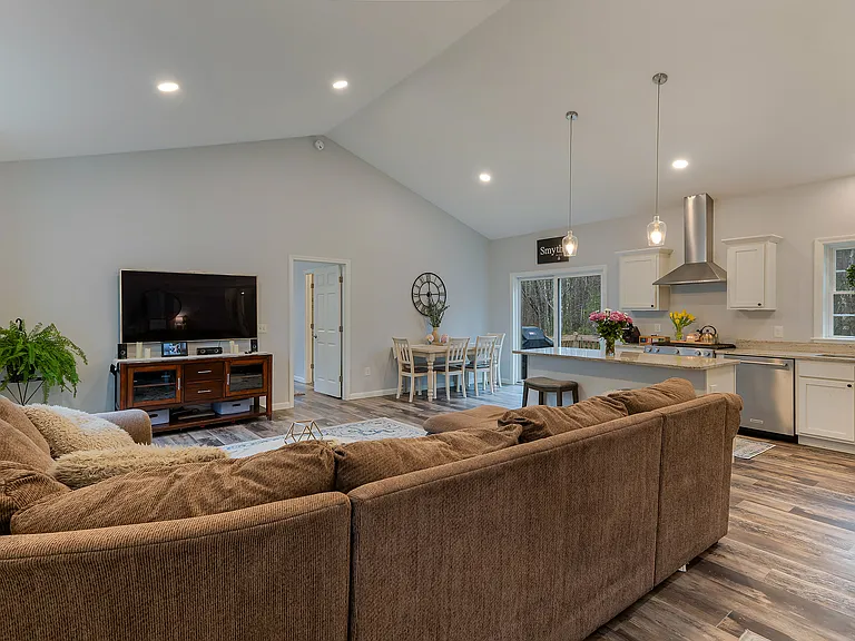 207 Riverbend Rd — Photo 5
