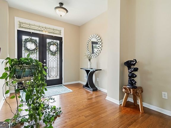 4th image of 609 Red Oak Pl