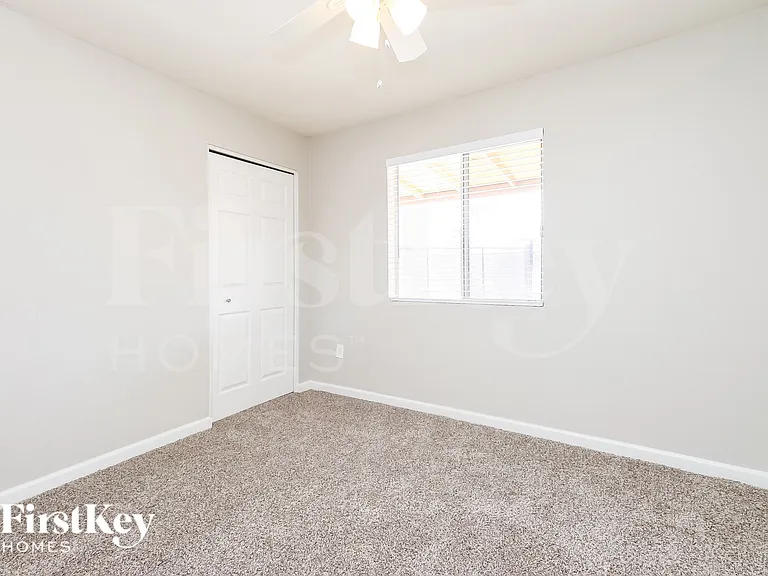 425 E Julie Dr — Photo 15