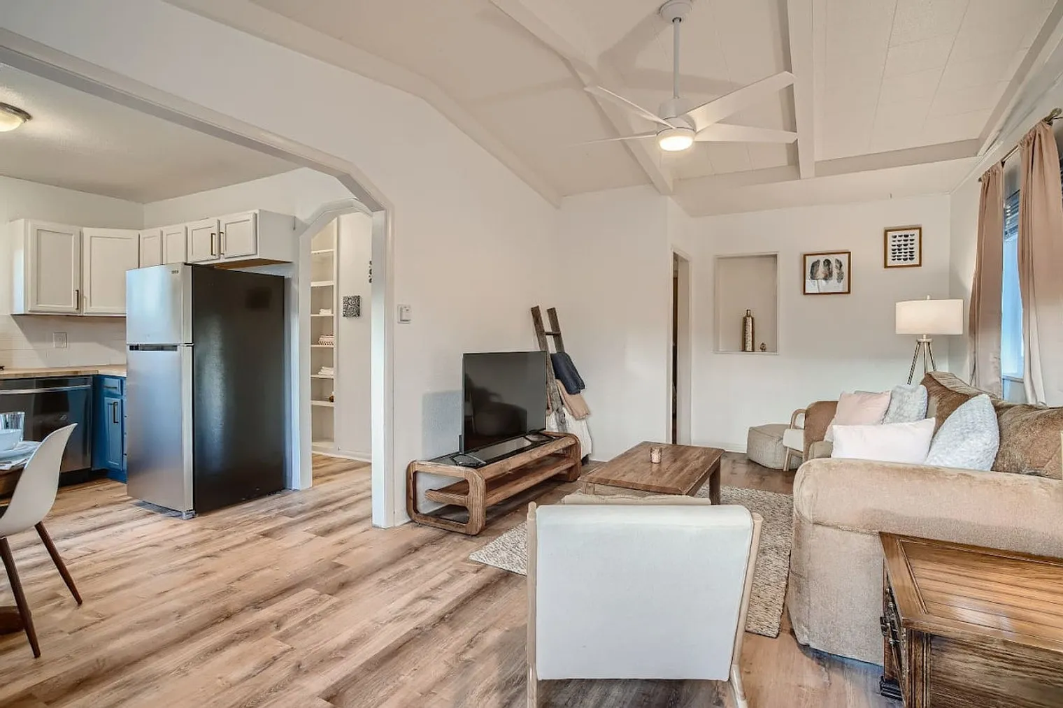 3 bed, 1.0 bath, 1044 sqft, $3,300 — Photo 4