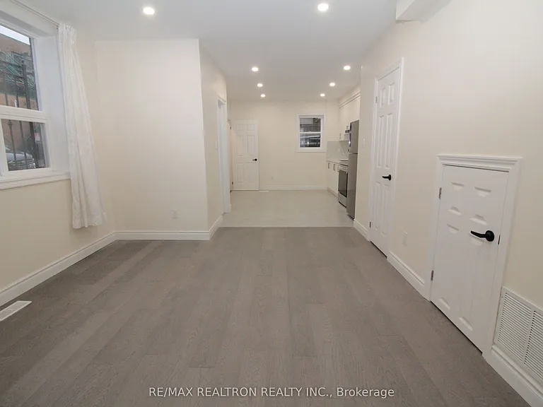 18 Roxton Rd #MAIN FLOOR — Photo 4