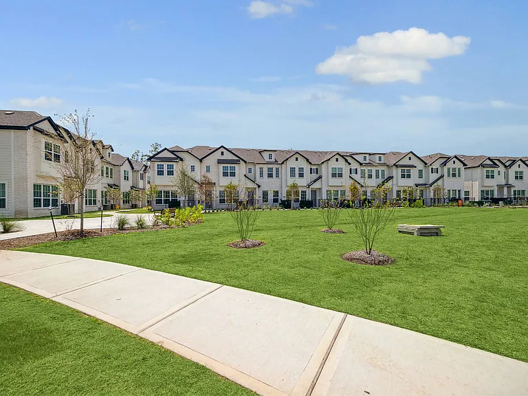 Phase I | Townhomes Exterior and Green Space