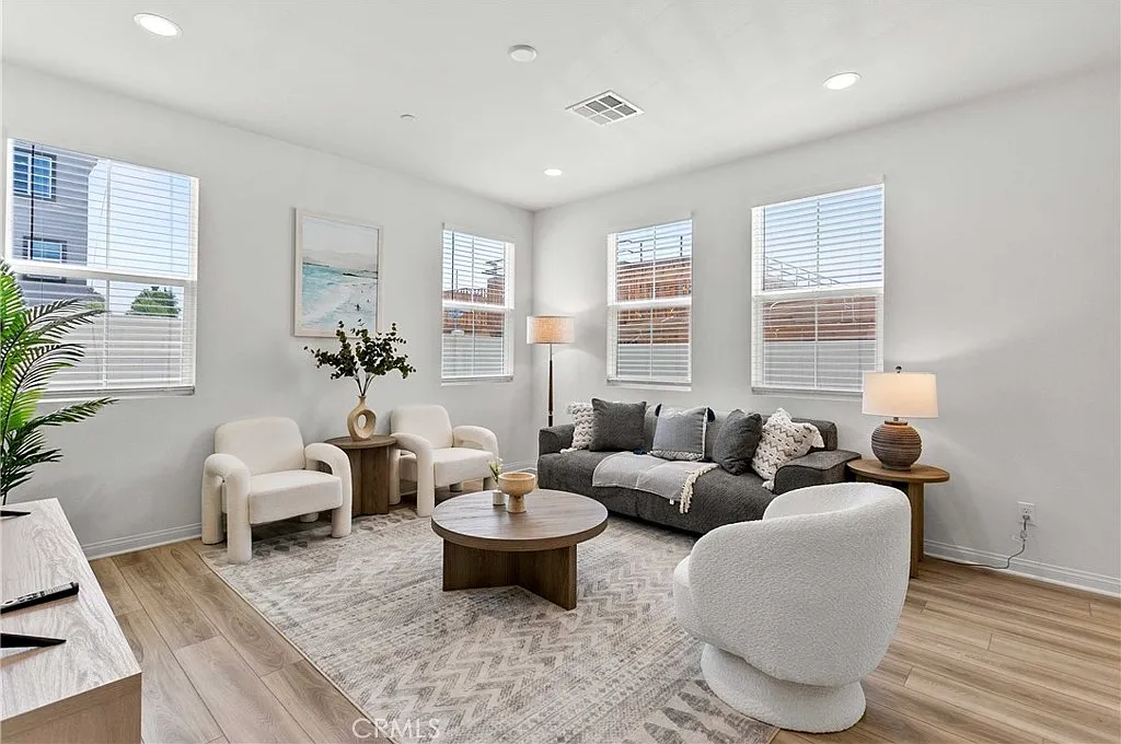 5 bed, 2095 sqft, $6,300 — Photo 2