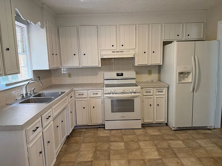 64 Maybrook Dr — Photo 10