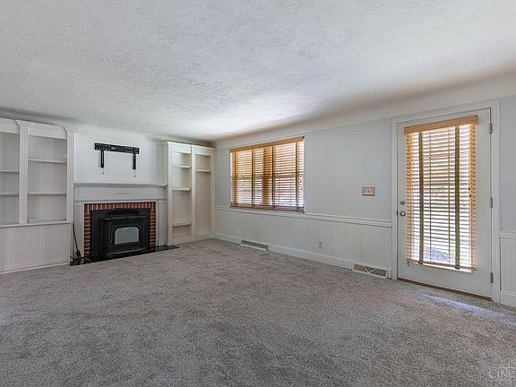4th image of 567 Lang Rd
