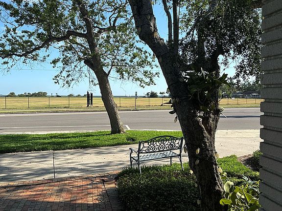 5th image of 860 S Davis Blvd