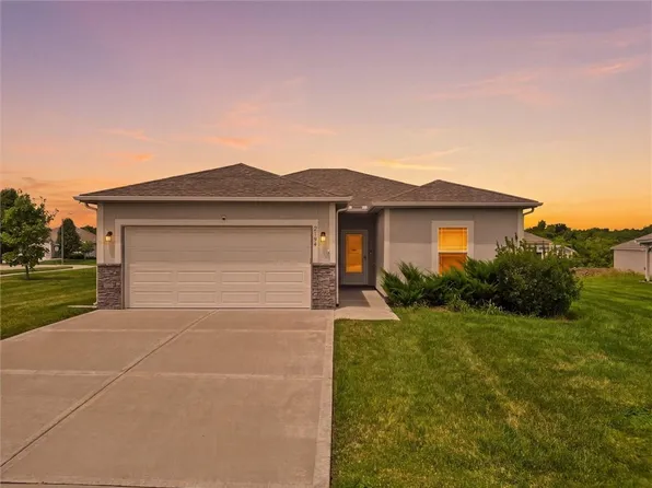 2104 Crestview Ct, Raymore, MO 64083