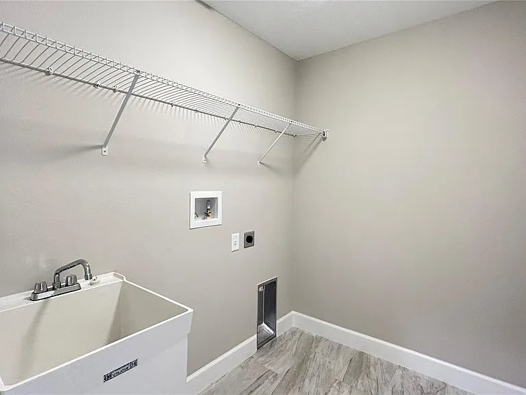3255 Thurston Ave — Photo 6