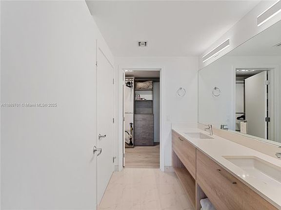 2nd image of 16385 Biscayne Blvd #1901