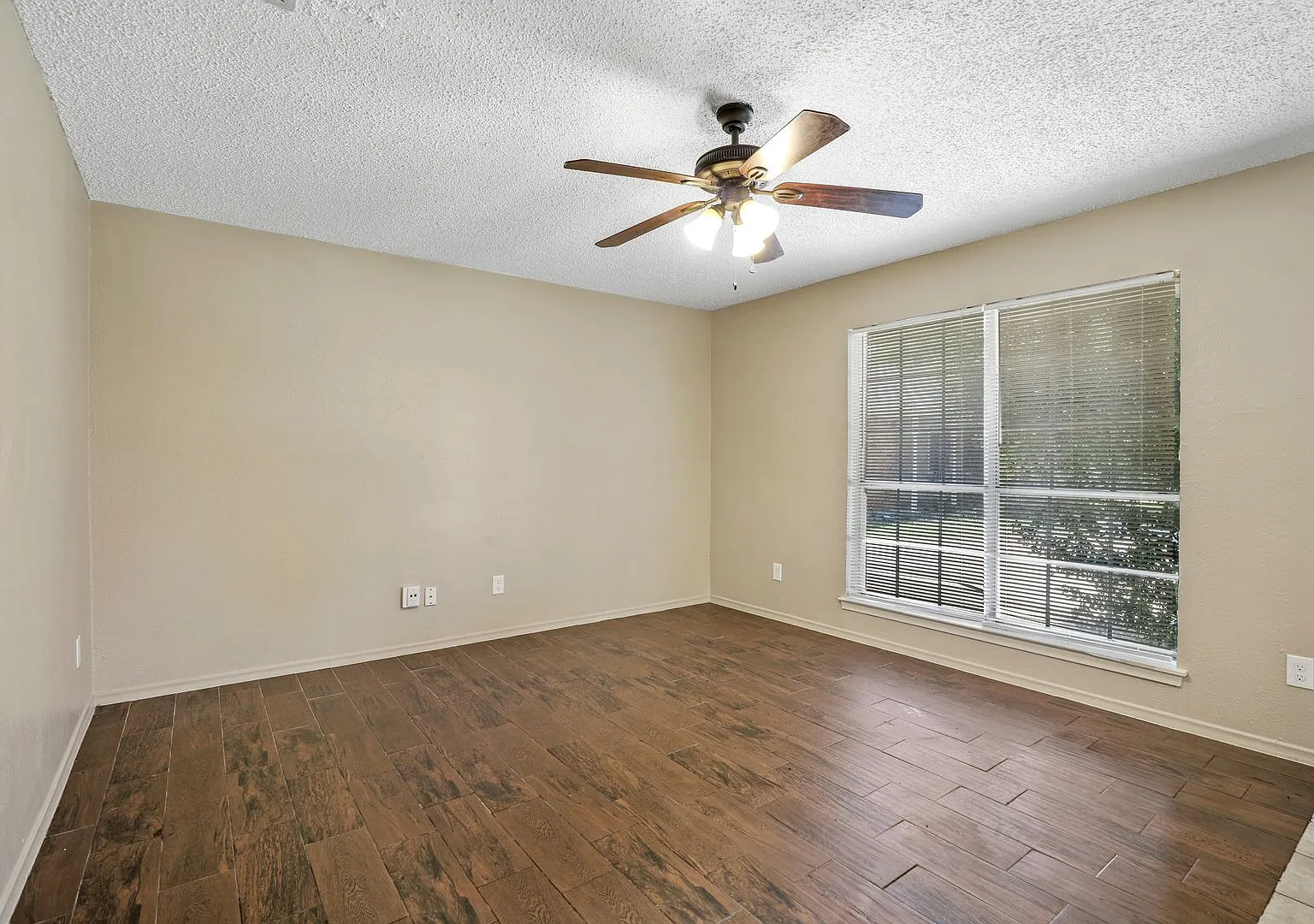 2429 Lakeview Cir — Photo 3