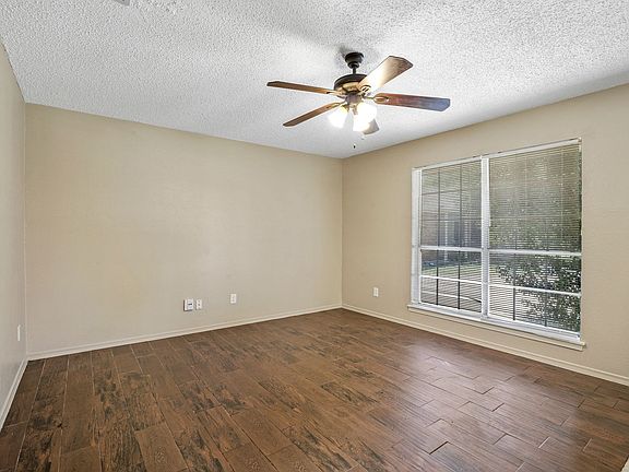 3rd image of 2429 Lakeview Cir