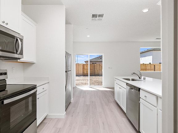 4th image of 840 S Del Mar Avenue