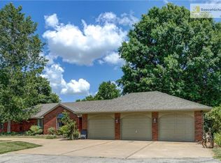 8925 Oak Country Ln, De Soto, KS 66018