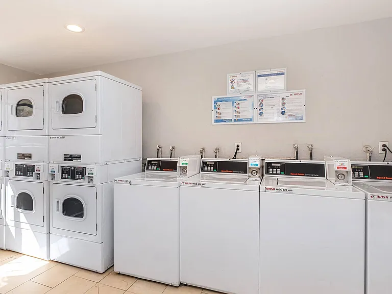 Oakridge Apartments — Photo 9