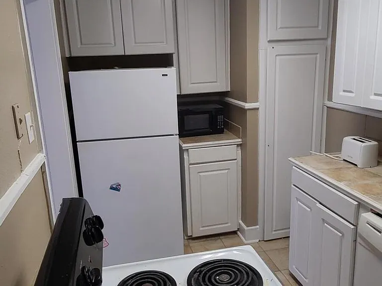 327 Decelle St #B — Photo 11