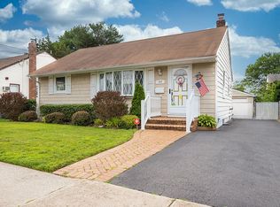 143 Princess St, Hicksville, NY 11801