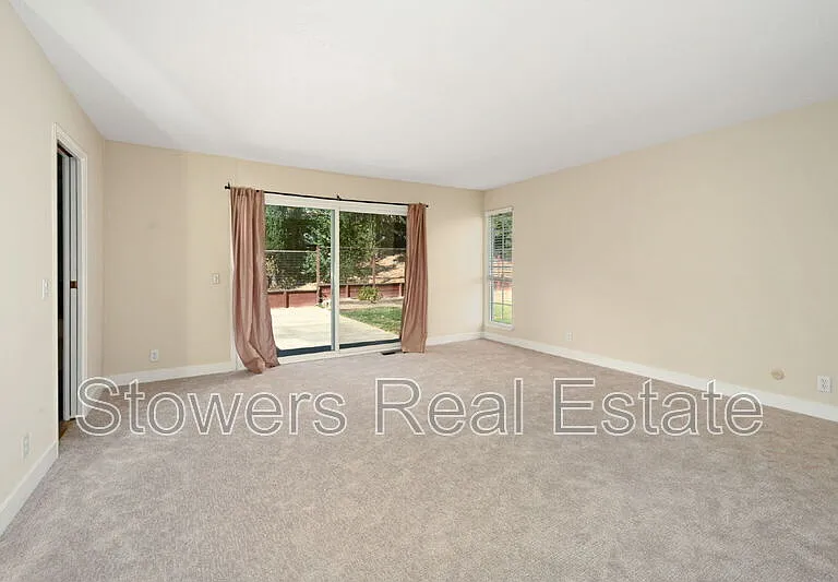 1090 Livorna Rd — Photo 18