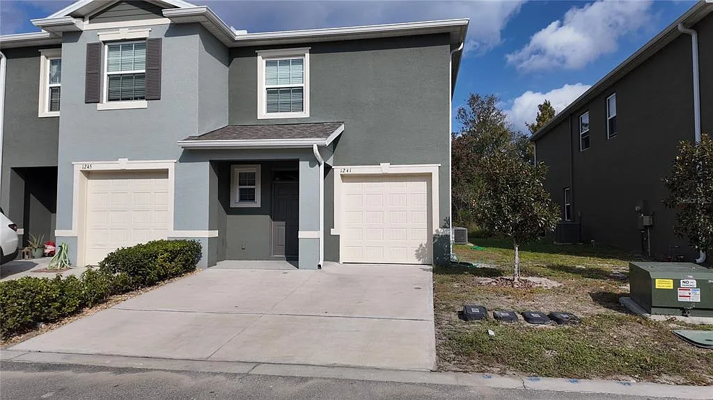 3 bed, 2.5 bath, 1810 sqft, $1,900 — Photo 2
