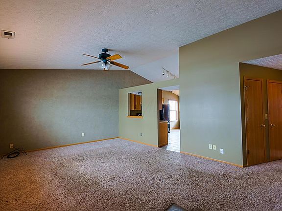 4th image of 680 Rainbow Dr