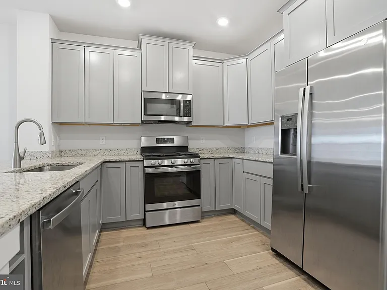 114 King St #B — Photo 6