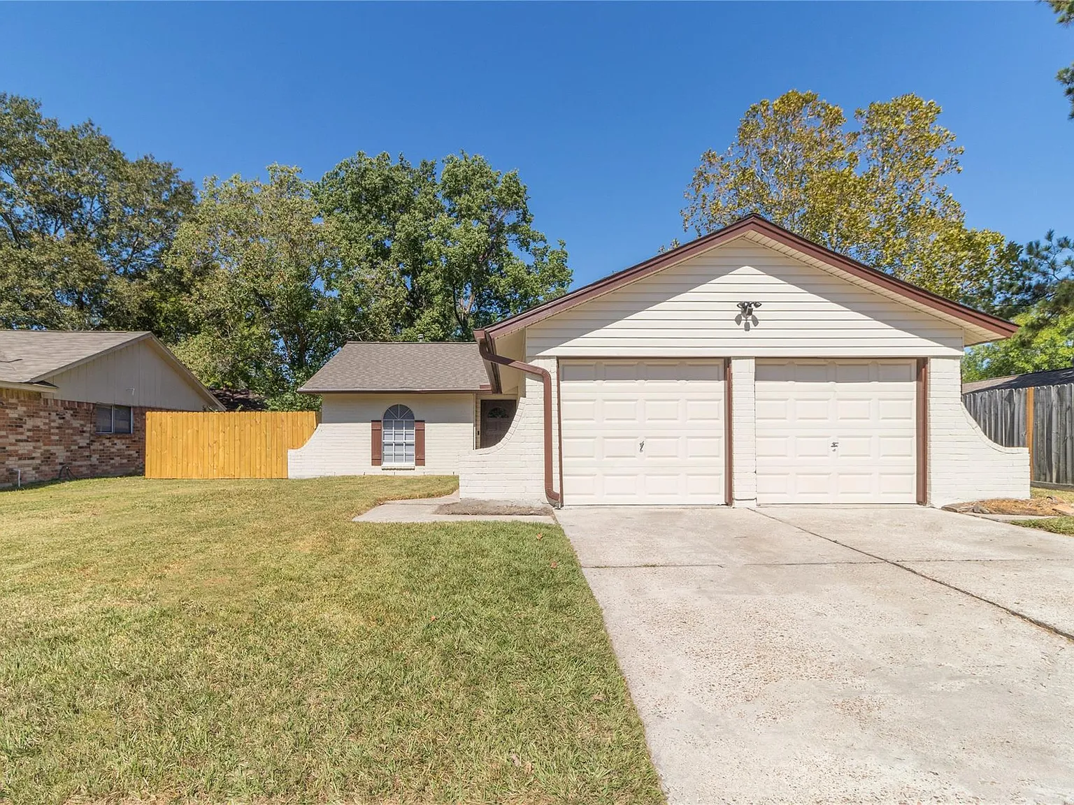 3 bed, 2.0 bath, 1421 sqft, $2,000 — Photo 1