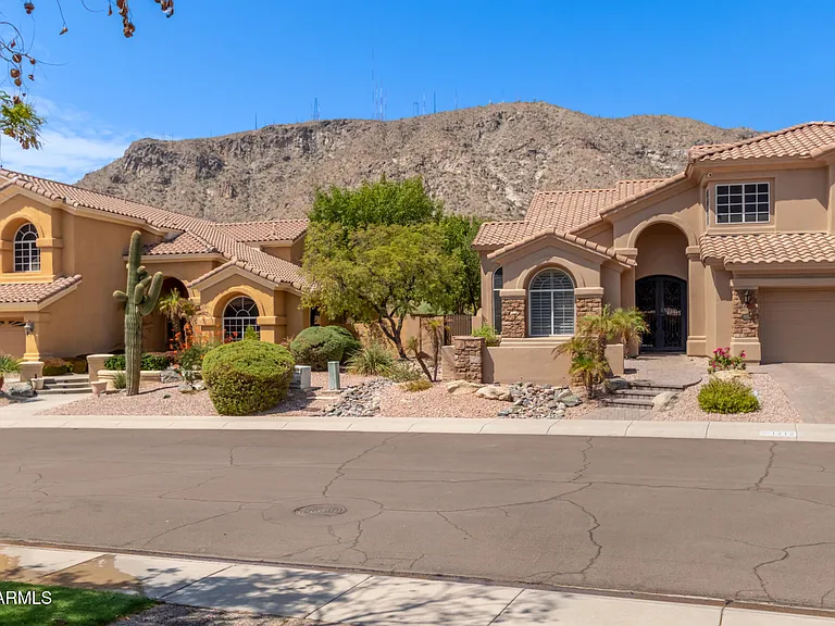 1211 E Desert Flower Ln — Photo 3