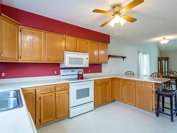 3rd image of 2390 Meadow Ct