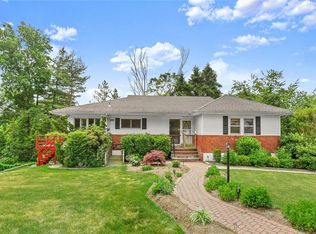 17 Sara Ln, New Rochelle, NY 10804