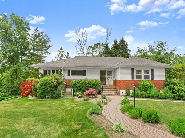 17 Sara Lane, New Rochelle, NY 10804