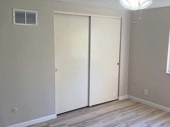 3rd image of 8 Holloway Dr #B