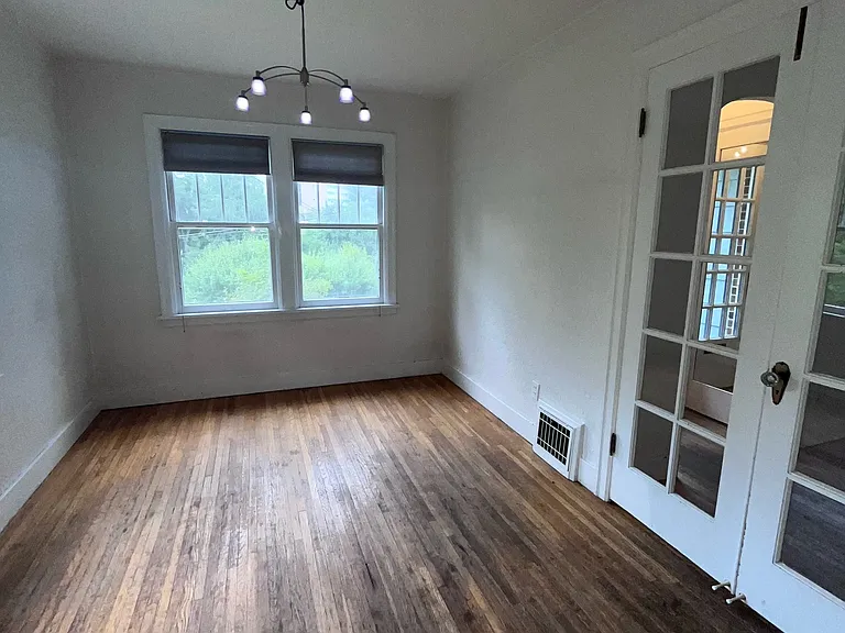 905 NE D St — Photo 11