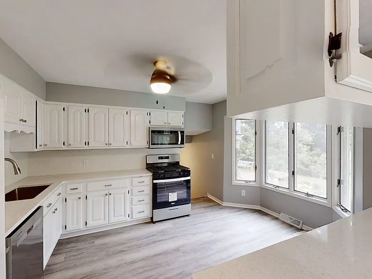 1613 E 4th St — Photo 18