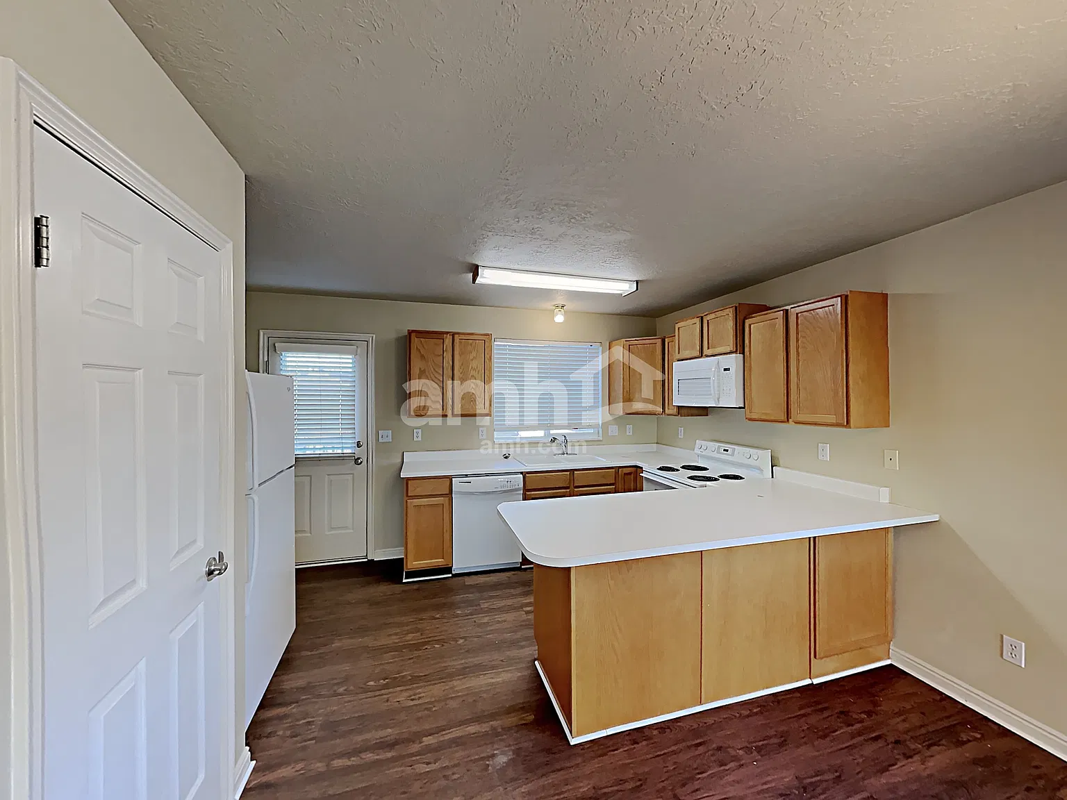 4 bed, 3.0 bath, 2160 sqft, $2,830 — Photo 3
