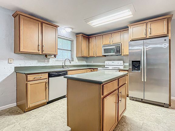 5th image of 577 Compton Ct