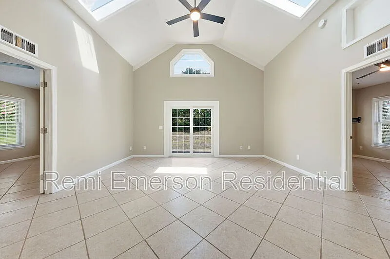 4 bed, 2.0 bath, 1856 sqft, $2,500 — Photo 4