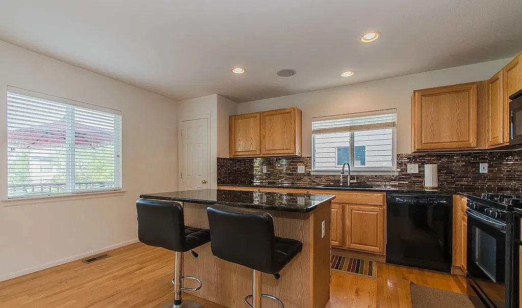 4 bed, 3.5 bath, 3600 sqft, $3,200 — Photo 4