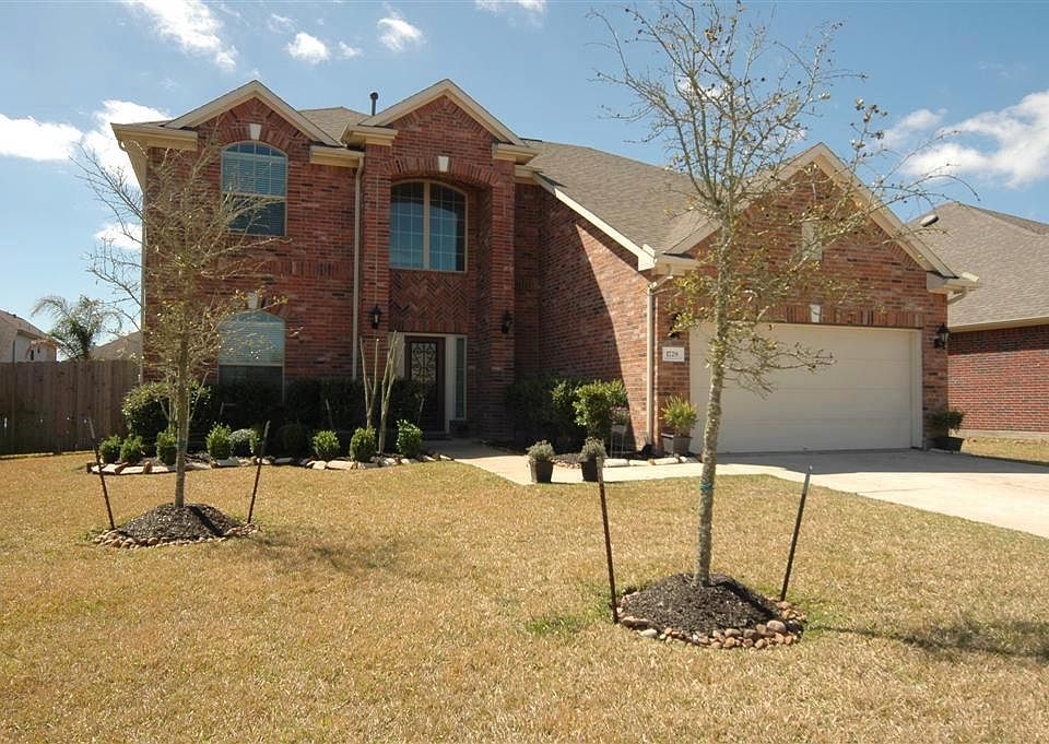 Welcome to your new home! Great curb appeal with a double driveway!
