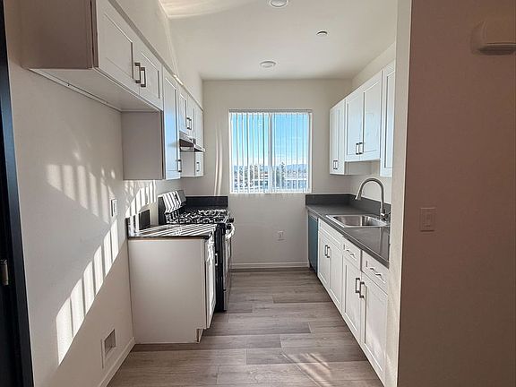 5th image of 15528 Rayen St #403