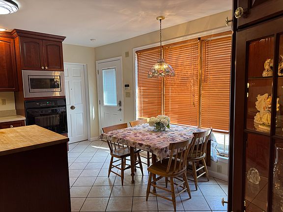 Kitchen, Access to kitchen from front of house.