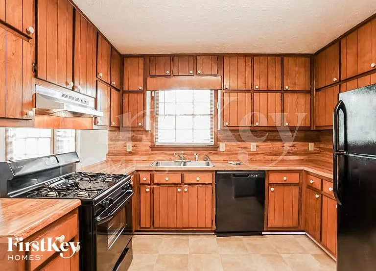 240 Summerwood Ln — Photo 8