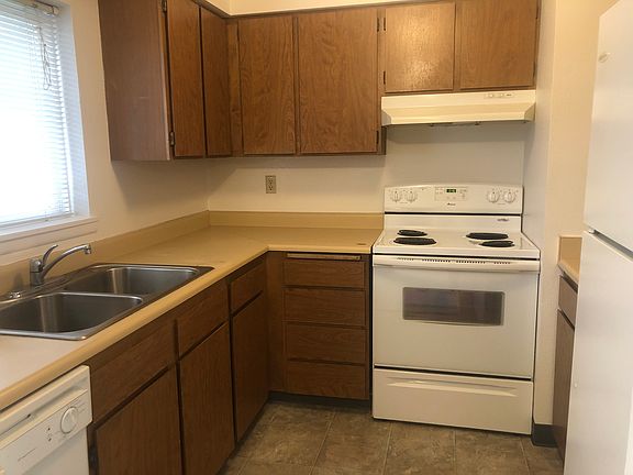 5th image of 921 SE Klemgard St APT D3