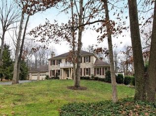 12168 Holly Knoll Cir, Great Falls, VA 22066
