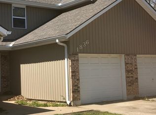 1832 NE Knollbrook Pl, Lees Summit, MO 64086