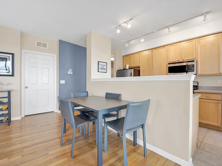 343 W Old Town Ct #504 — Photo 7