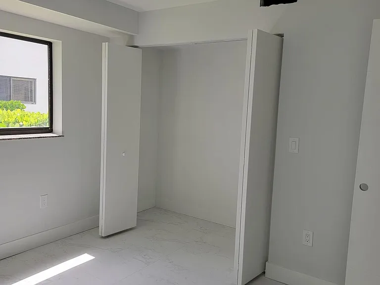 240 SW 7th St #9 — Photo 10