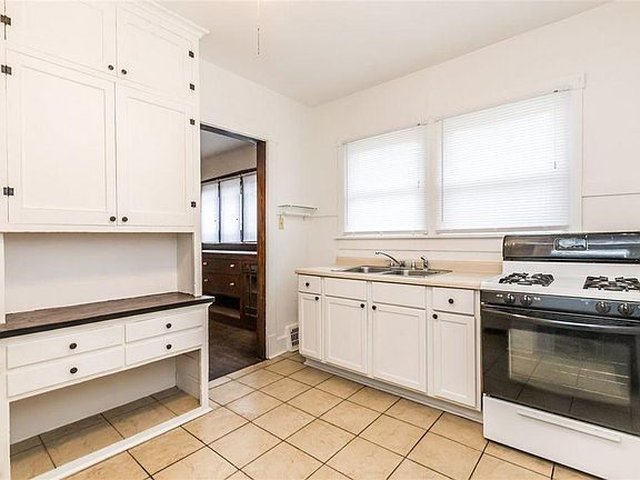 2nd image of 208 W Richmond Ave