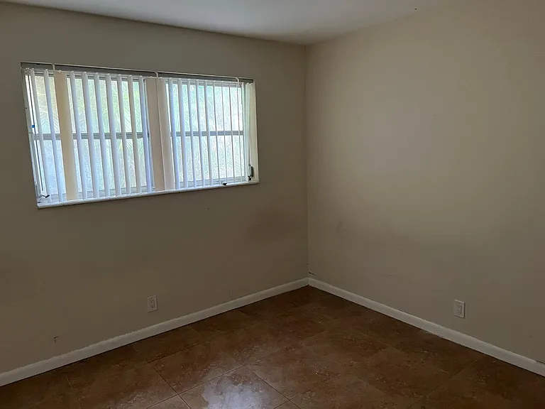 231 SE 9th Ave #2 — Photo 4